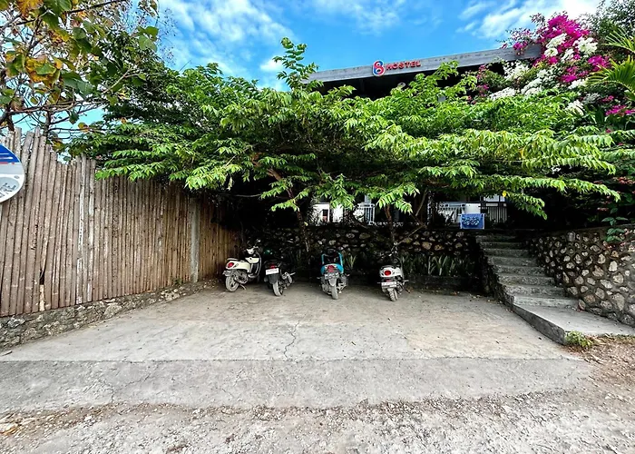 Bukit Sangcure Ostello *